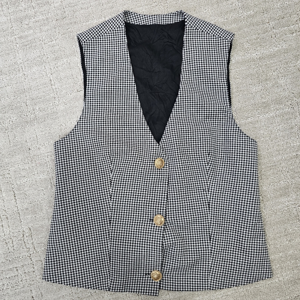Chic Houndstooth Vest with Wooden Buttons